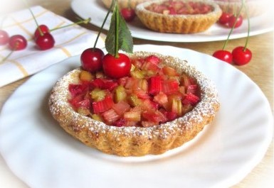Тарталетки с клубникой и ревенем