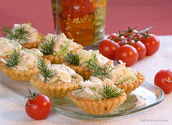 Тарталетки с сыром и чесноком