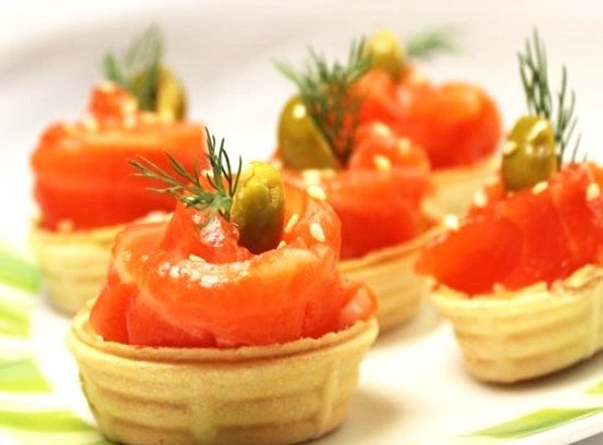 Тарталетки с сыром и чесноком