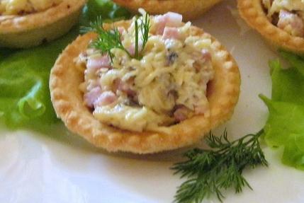 Тарталетки с сыром и чесноком